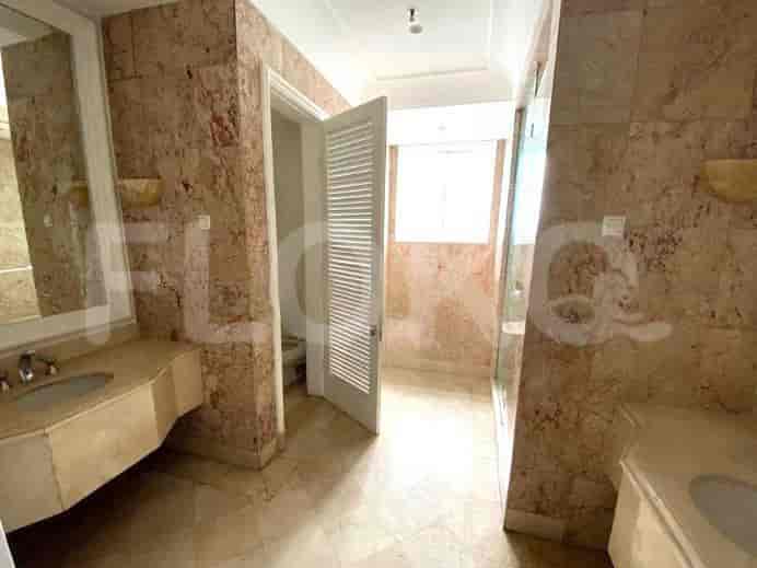 Bathroom with a marble finish.