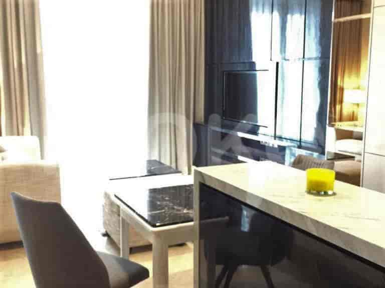 Living room with black marble table, kitchen island and a wall-mounted TV.