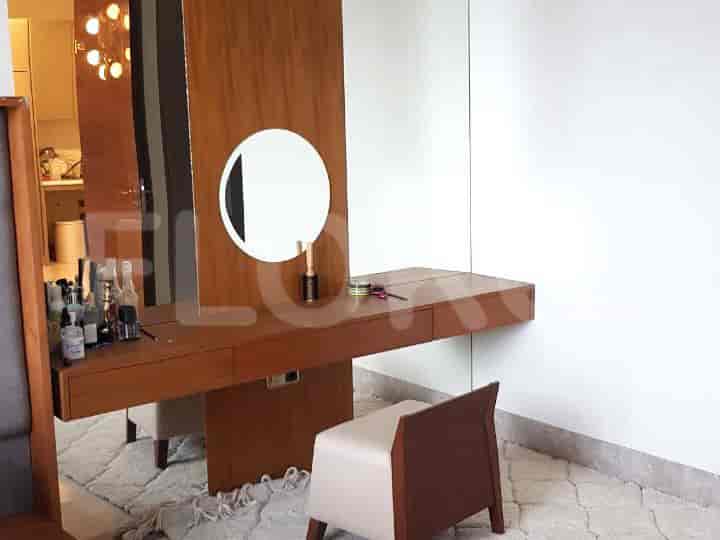 Another view of the dressing table.