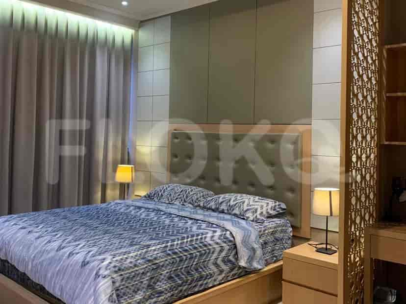 Bedroom with a bed, bedside tables, and lamps.