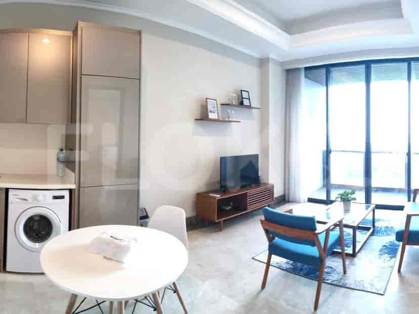 Living room with kitchen, dining area, and TV.