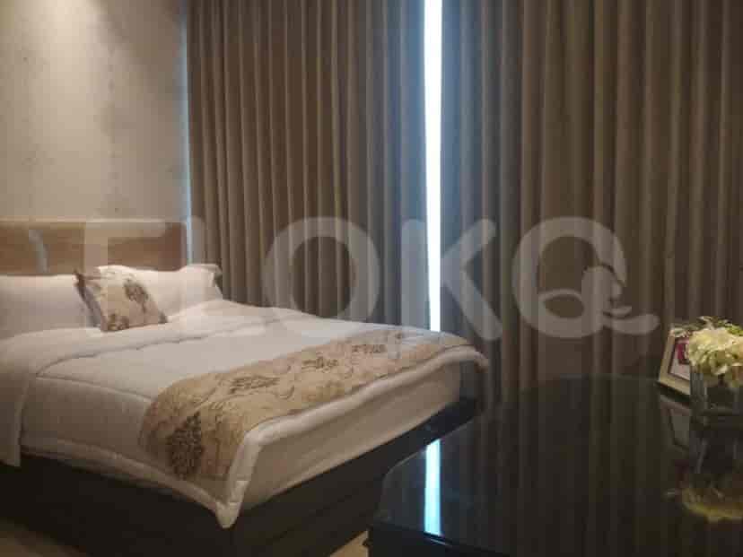 Kamar tidur dengan tempat tidur dan aksesori dekoratif.