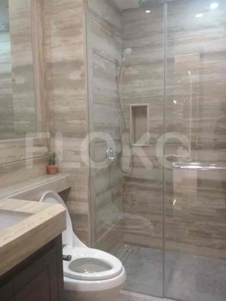 Kamar mandi modern dengan fitur marmer.
