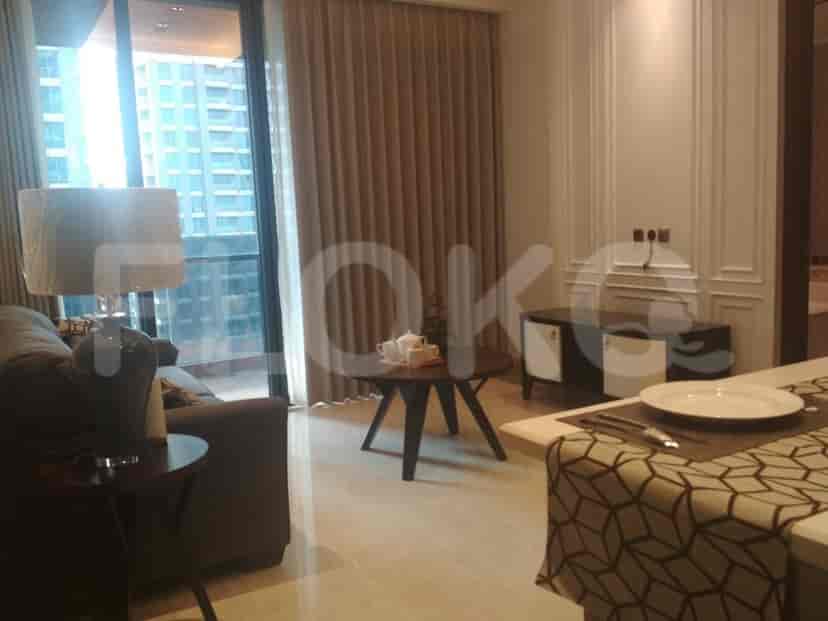 Ruang tamu modern dengan area tempat duduk dan balkon.