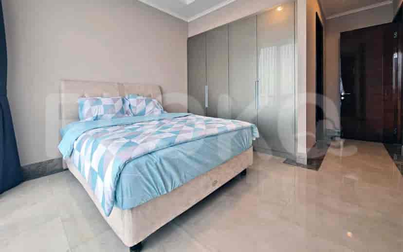 Kamar tidur yang terang dengan tempat tidur ukuran queen, lemari besar, dan lantai marmer.