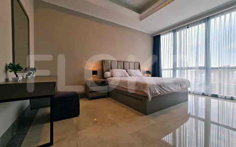 Kamar tidur mewah dengan tempat tidur ukuran queen, meja samping tempat tidur, dan jendela besar.