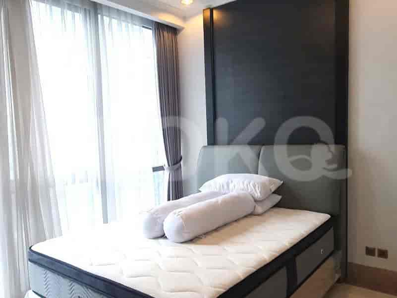 Kamar tidur yang elegan dengan tempat tidur ukuran queen dengan kepala tempat tidur besar.