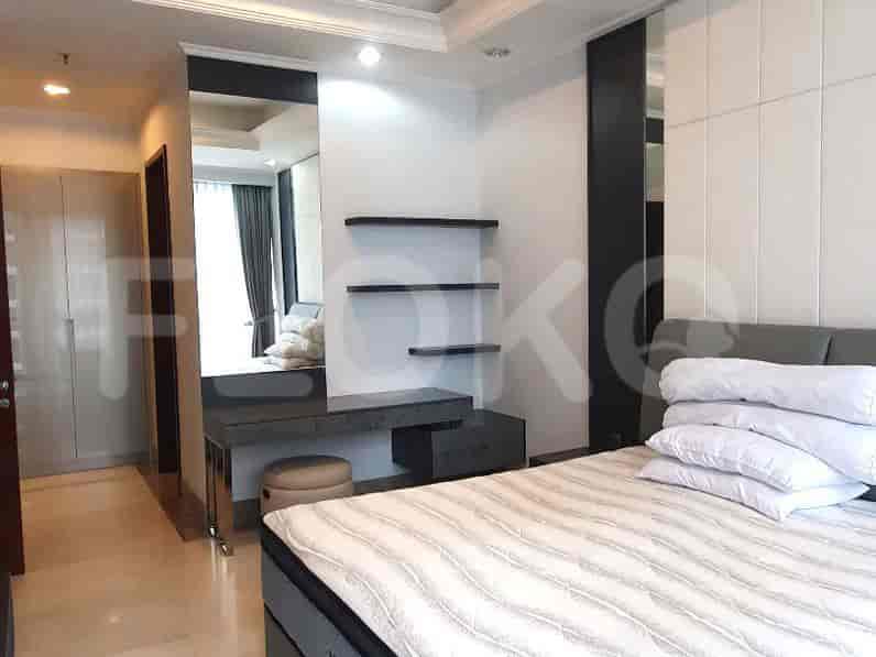 Kamar tidur yang menampilkan tempat tidur, meja rias, dan cermin.