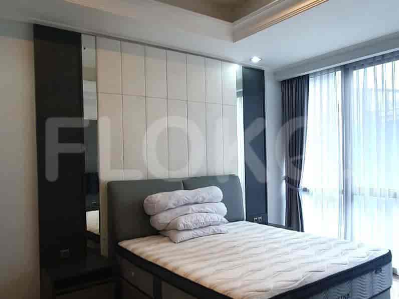 Kamar tidur bergaya yang menampilkan tempat tidur, headboard, dan gorden.