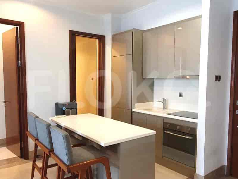 Dapur modern dengan meja sarapan.