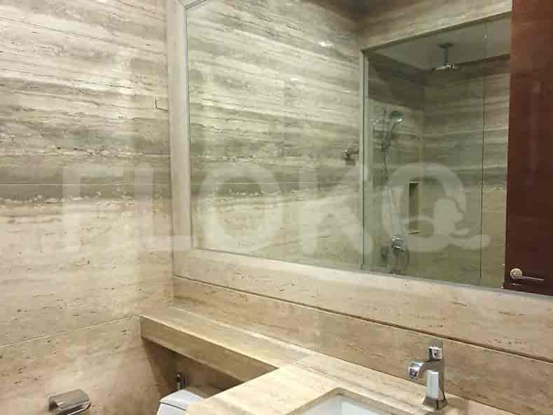 Kamar mandi mewah dengan finishing marmer dan perlengkapan modern.