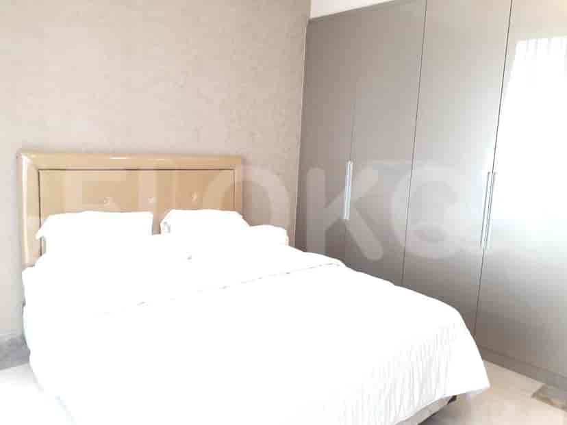 Kamar tidur dengan tempat tidur dan lemari.