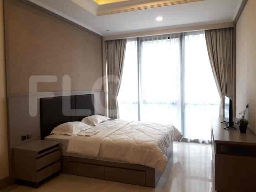 Kamar tidur dengan tempat tidur, meja rias, dan tirai.