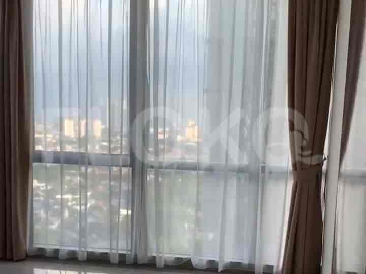 Ruang tamu dengan jendela besar dan gorden