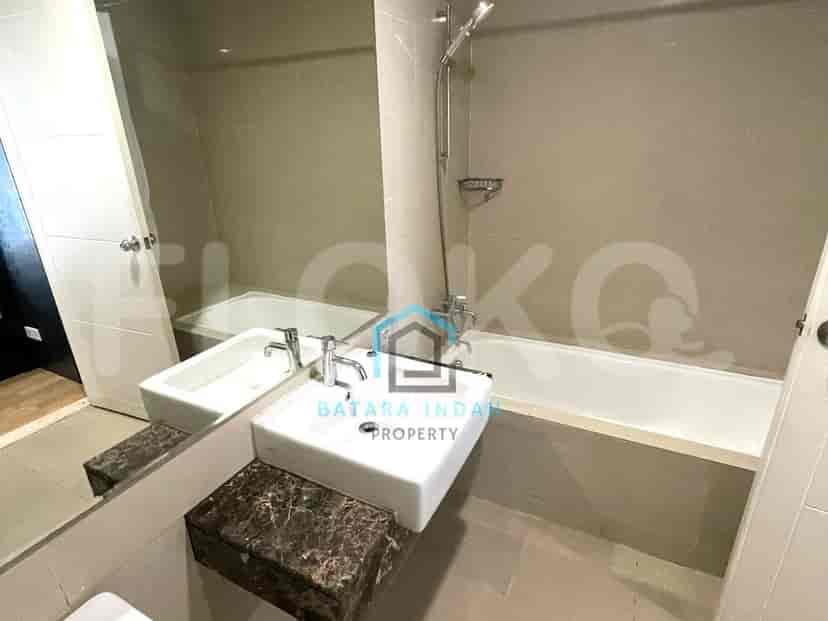 Bathroom with a bathtub, sink, and mirror.