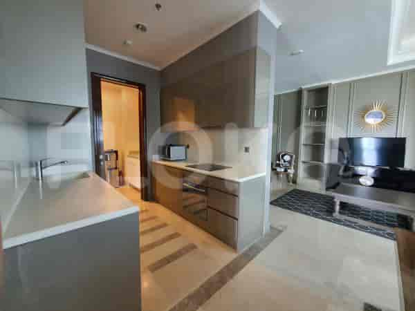 Dapur modern yang menampilkan lemari dan meja.