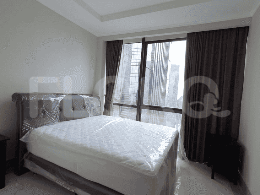 Kamar tidur dengan tempat tidur ganda di sebelah jendela dengan gorden.