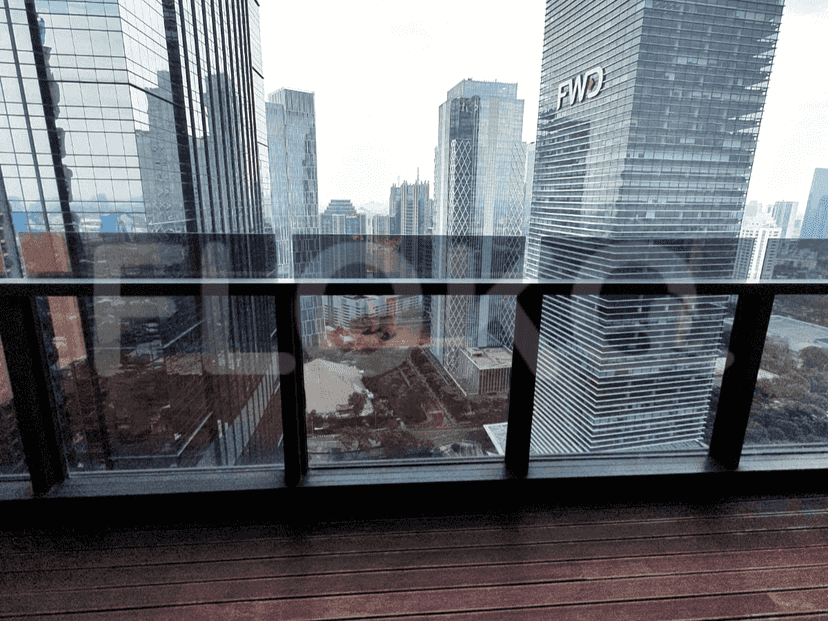 Balkon dengan pemandangan kota dan lantai kayu.