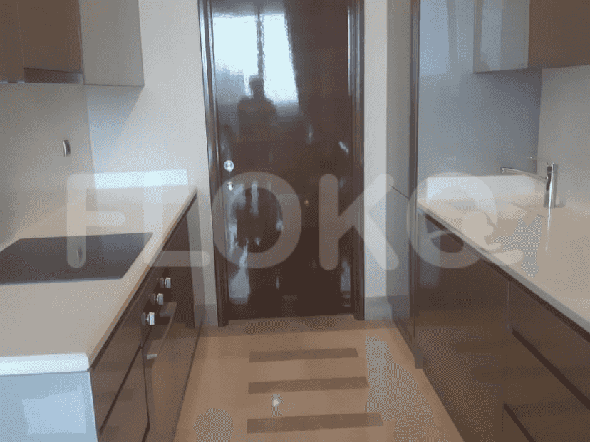 Dapur modern dengan lemari, meja, dan kompor listrik.
