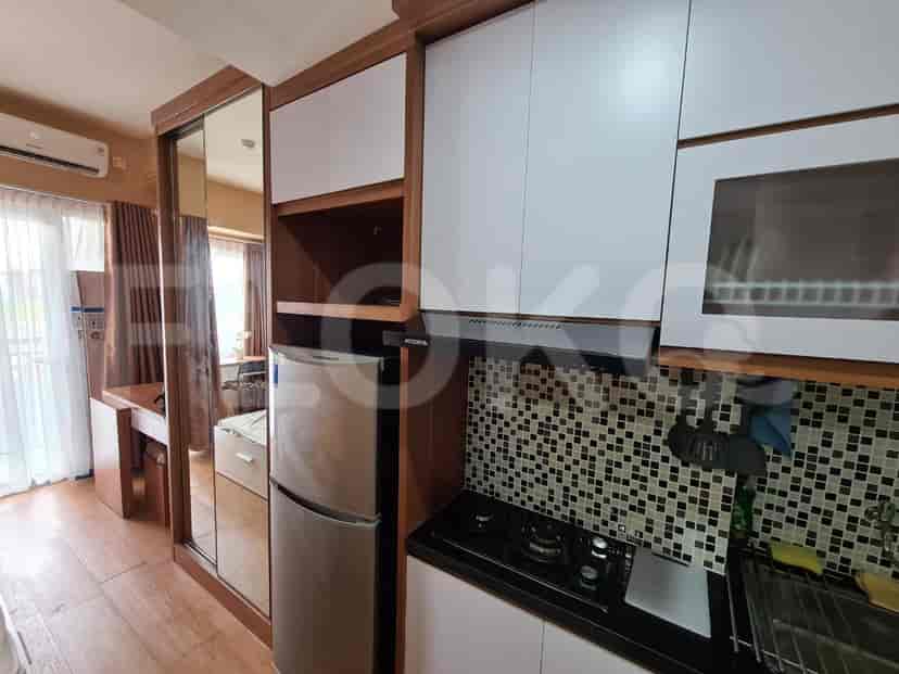 A combined kitchen and bedroom with modern furnishings.