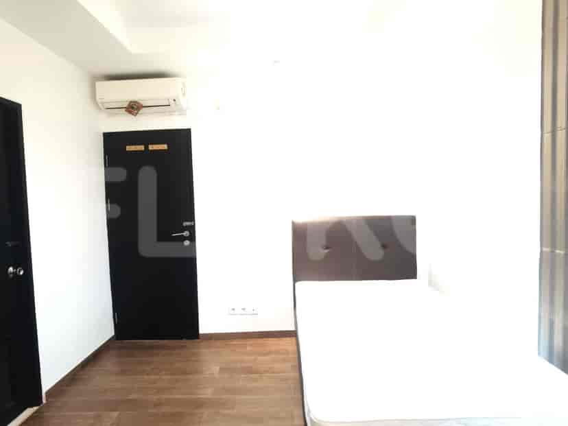 Kamar tidur yang desainnya minimal dengan tempat tidur.