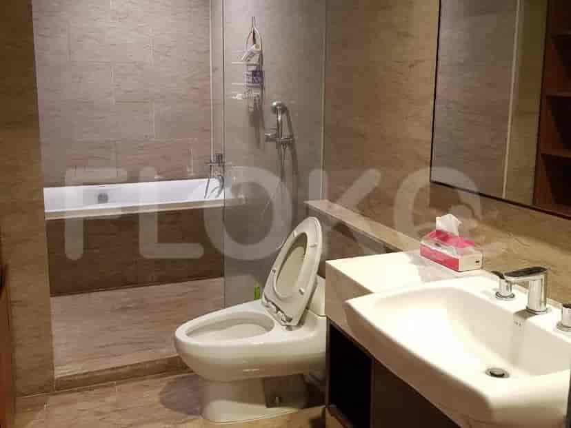 Bathroom with a bathtub, toilet, and sink.