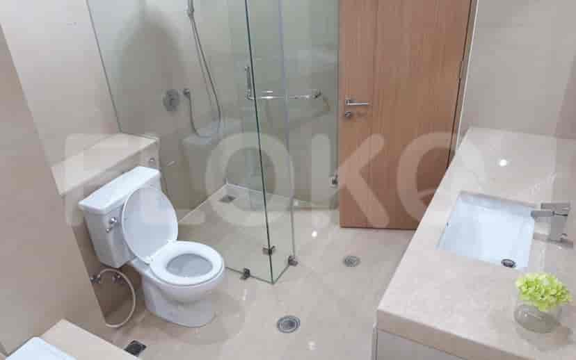 Kamar mandi modern dengan shower walk-in.