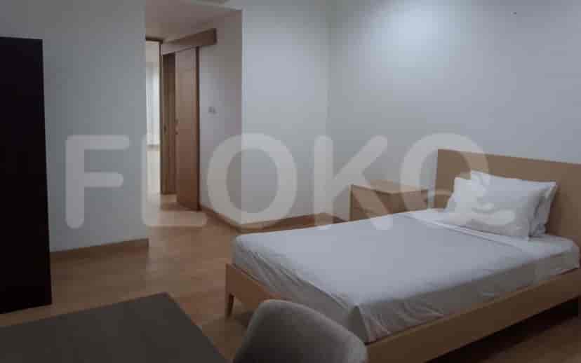 Sebuah kamar tidur dengan tempat tidur single dan meja.