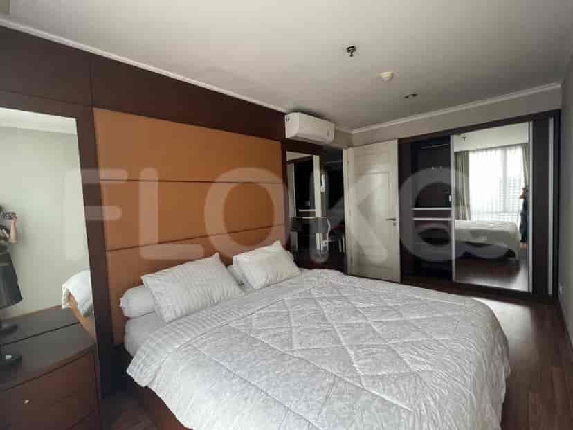 Kamar tidur luas dengan tempat tidur besar, lemari cermin, dan AC.
