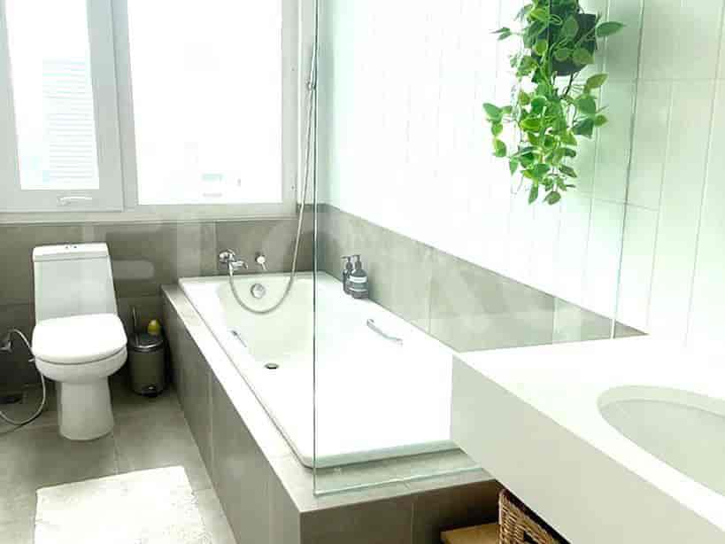 Bathroom with a bathtub, toilet, and a vanity.
