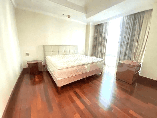 Bedroom with a queen-sized bed and bedside tables.