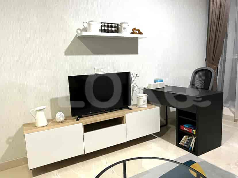 Kamar tidur yang nyaman dengan tempat tidur ganda dan skema warna sederhana.