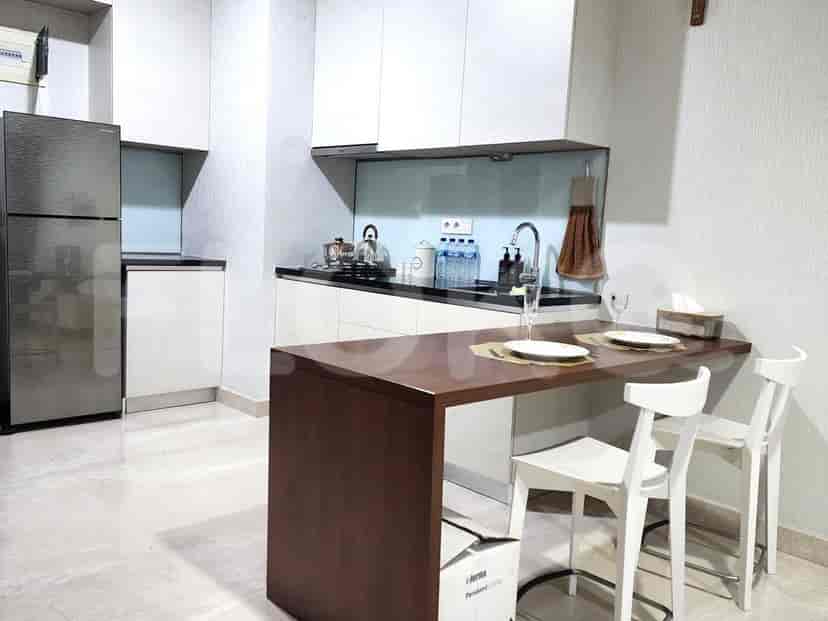 Tampilan dekat kompor dan peralatan dapur.