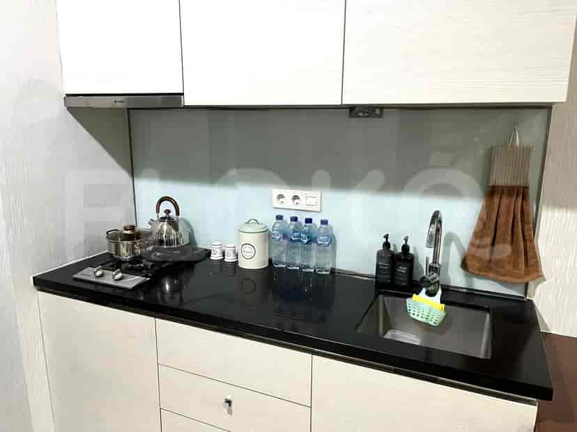 Kamar mandi modern dengan pancuran berkaca dan perlengkapan kontemporer.