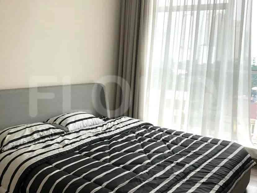 Kamar tidur dengan tempat tidur dan pemandangan dari jendela besar.