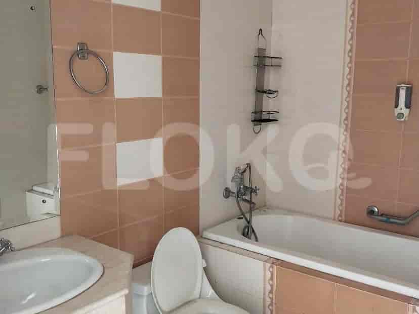 Bathroom with a bathtub and a toilet.