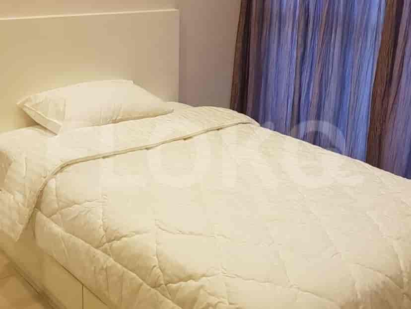 A simple and cozy bedroom with a single bed.