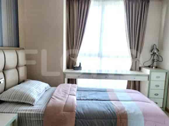 Bedroom with a double bed and a desk, offering a functional and stylish space.