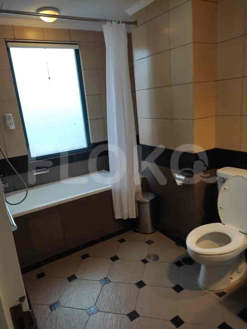 Bathroom with a bathtub and a toilet.