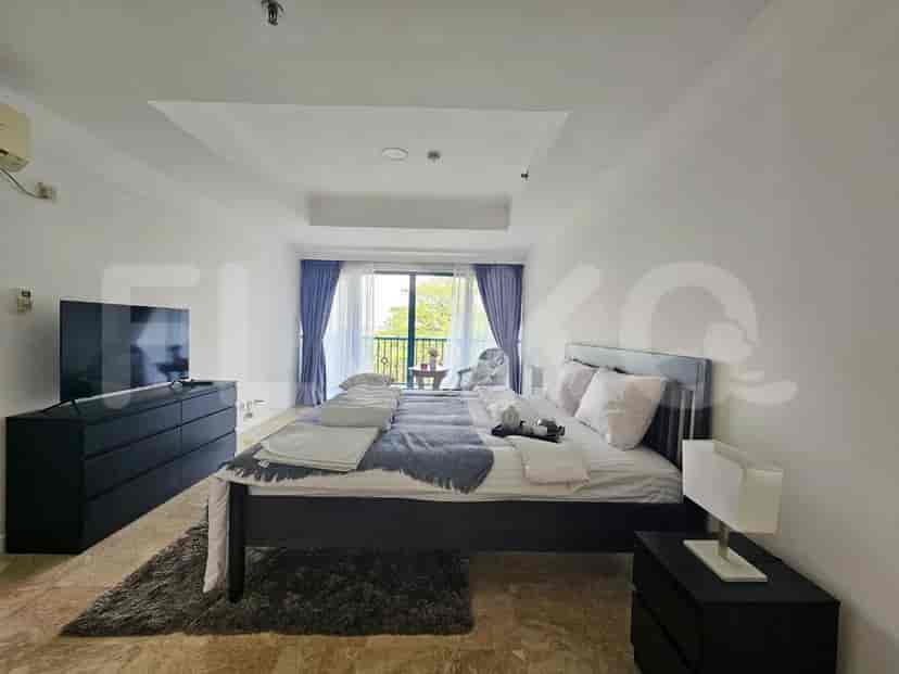 Kamar tidur dengan tempat tidur ukuran king, akses balkon, dan suasana yang mengundang.