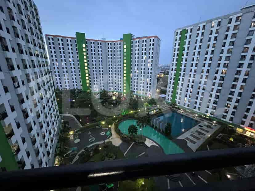 An overview of the complex with buildings and a swimming pool.