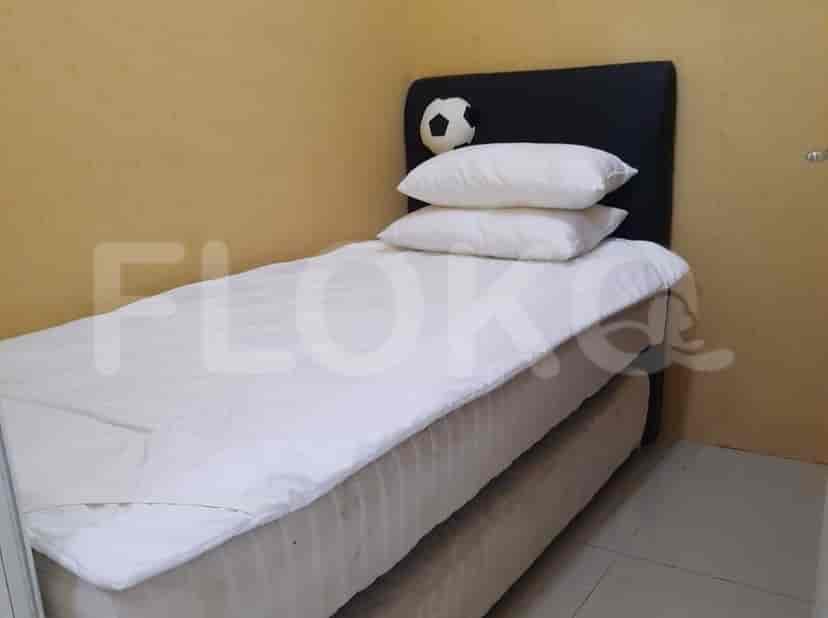 A bedroom with a single bed.