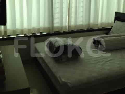 Kamar tidur dengan tempat tidur, jendela, dan tirai.