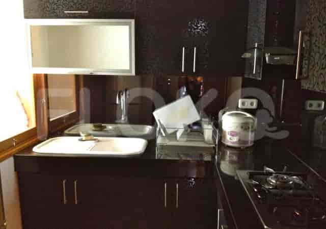 Dapur dengan lemari dan peralatan dapur.
