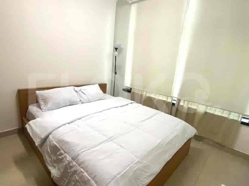 A bedroom with a double bed.
