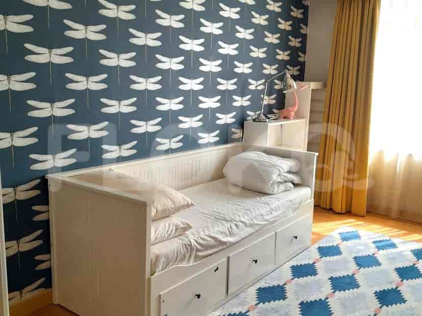 Kamar tidur yang cerah dengan daybed, wallpaper capung, dan lampu merah muda yang lucu.