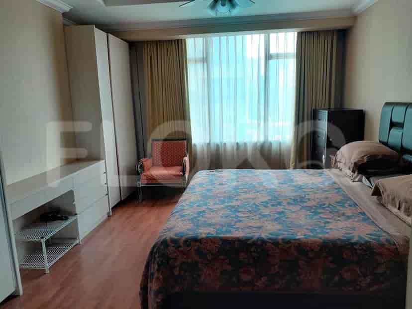 Kamar tidur yang luas dengan tempat tidur ukuran king, jendela besar, dan dekorasi bernada netral.