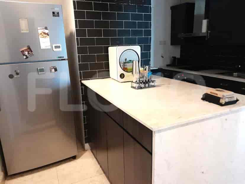 Dapur modern dengan meja putih, peralatan baja tahan karat, dan aksen hitam.