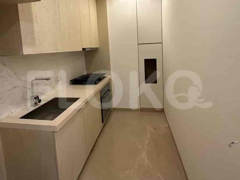 Dapur modern dengan lemari berwarna terang dan backsplash marmer.