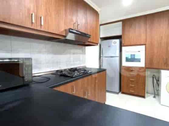 Dapur lengkap dengan lemari kayu.